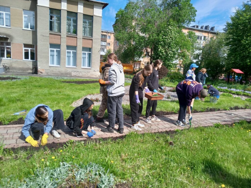 Трудовой десант» продолжает свою работу — Дворец творчества детей и  молодёжи Ленинского района